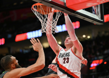 Curious about how tall is Donovan Clingan parents? Learn the heights that contributed to the UConn stars size.