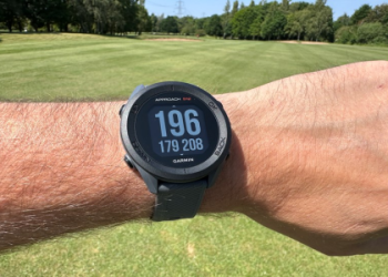 Which type of wristband golf tracker should I choose? Compare these simple popular options for your next game.